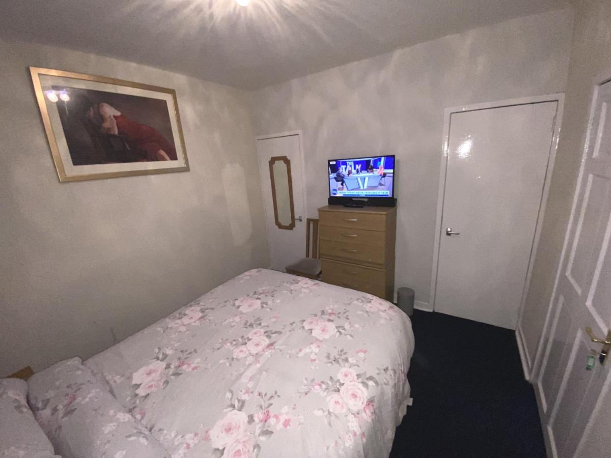 Private Lounge And Double Room Kilwinning Екстер'єр фото